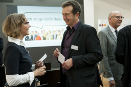 Land-der-Ideen Corinna Hoelzer im Gespraech Bernd Brundert