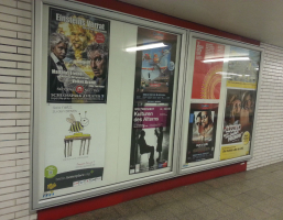 berlin summt plakat ubahn station hoelzer