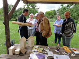 gaeste brutroehre infostand berlin-summt hoelzer