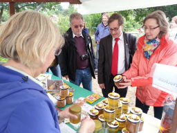 honigverkauf steglitzer bienenfest kga wildkraut c hemmer