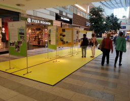 interessierte an der wanderausstellung spandau arcaden c hemmer