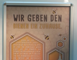 plakat wir geben den bienen ein zuhause spandau arcaden c hemmer